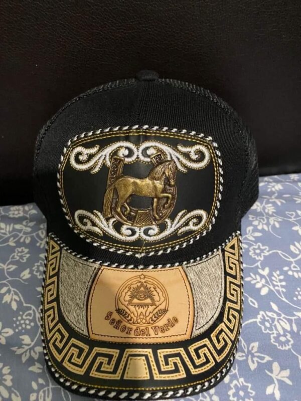 Gorra negra - Caballo con herradura