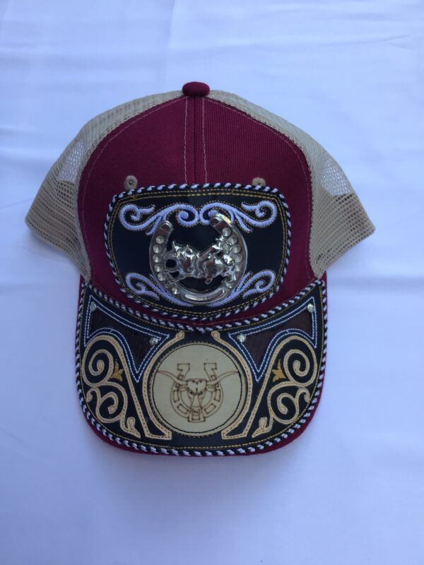 Gorra guinda con blanco con toro y herradura plateados