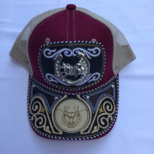 Gorra guinda con blanco con toro y herradura plateados