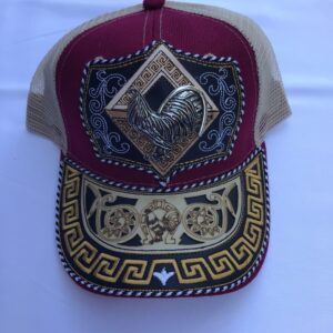 Gorra guinda con blanco con gallo y diagonal dorada