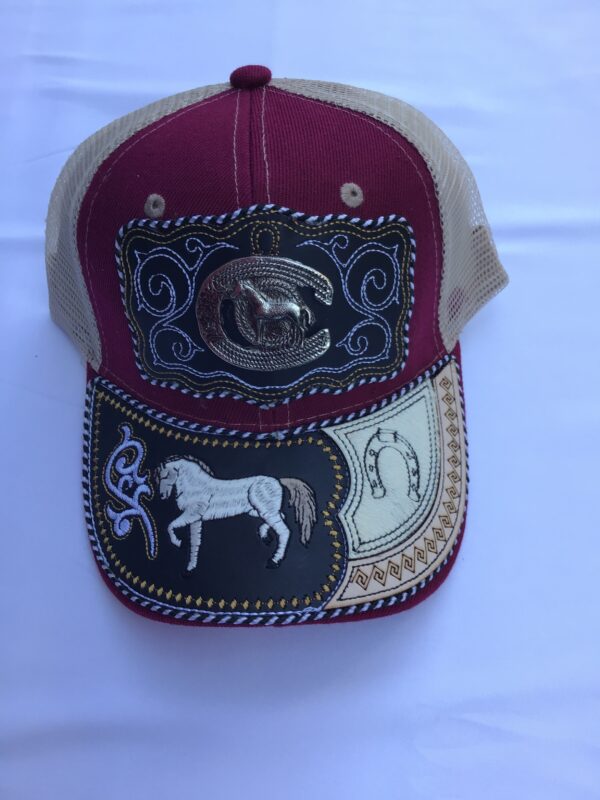 Gorra guinda con blanco con caballo y herradura plateados