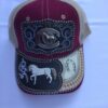 Gorra guinda con blanco con caballo y herradura plateados