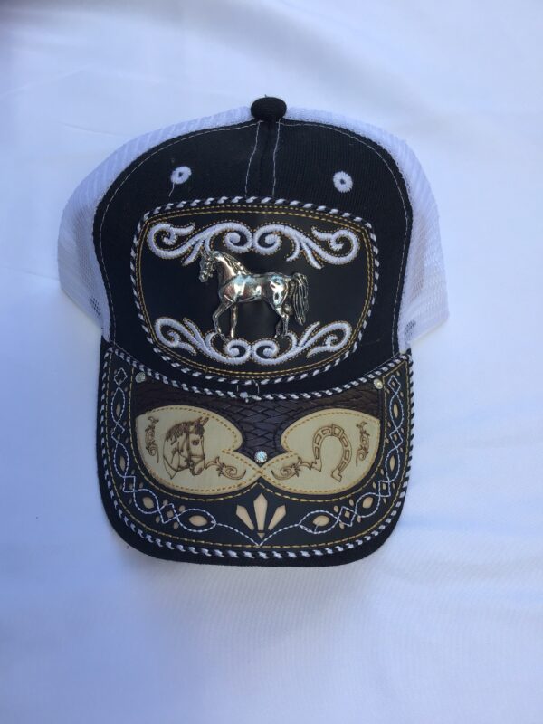 Gorra negra con blanco con caballo plateado