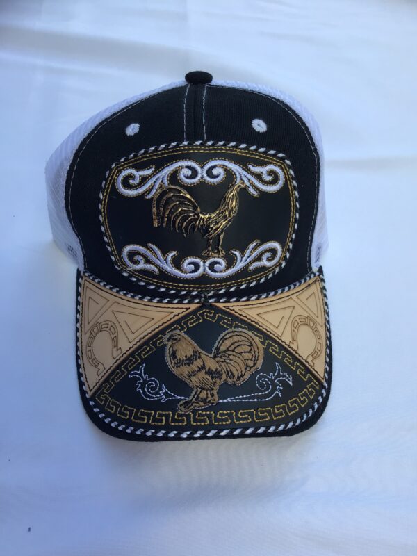 Gorra negra con blanco con gallo dorado