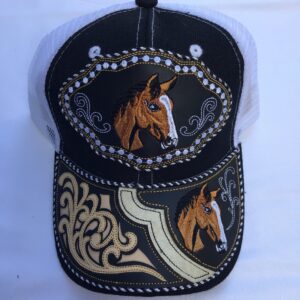 Gorra negra con blanco con caballos bordados