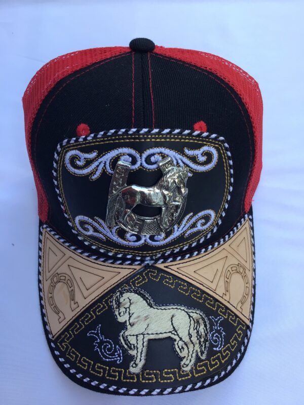 Gorra negra con rojo caballo plateado