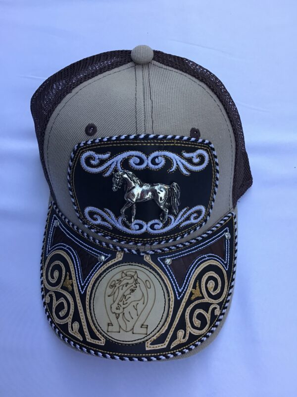 Gorra cafe con caballo plateado