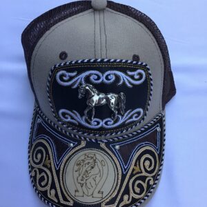 Gorra cafe con caballo plateado