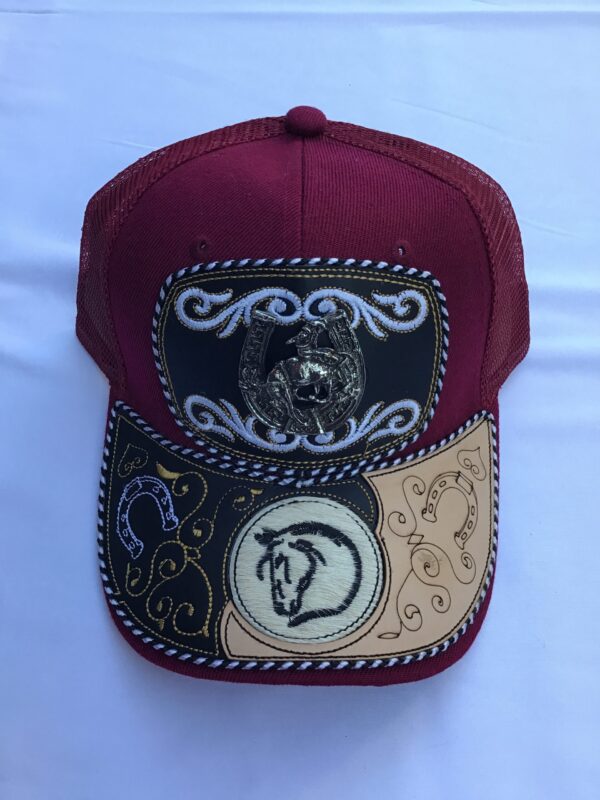 Gorra roja caballo con herradura