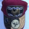 Gorra roja mexicana con gallo